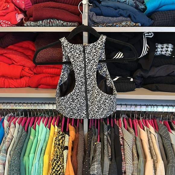 Elizabeth and James black/white print back zipper closure sleeveless crop top XS - Picture 3 of 3